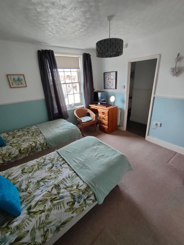 Twin Room image 3