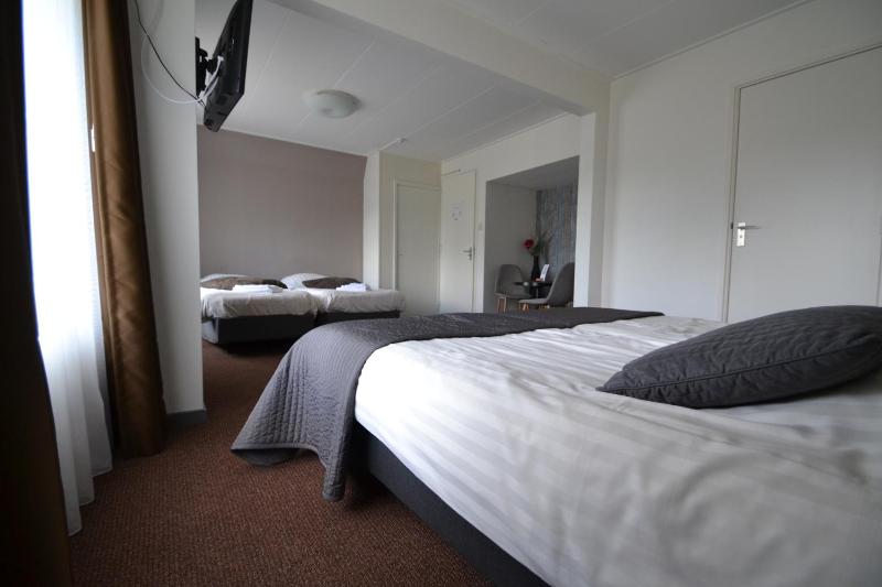 Standard Quadruple Room image 3