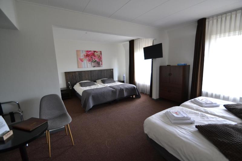 Standard Quadruple Room image 1