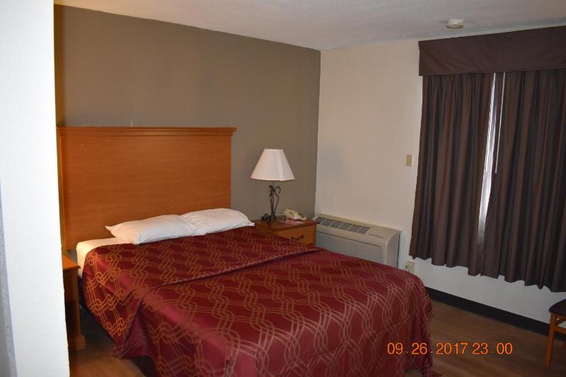 Queen Room - Disability Access image 3