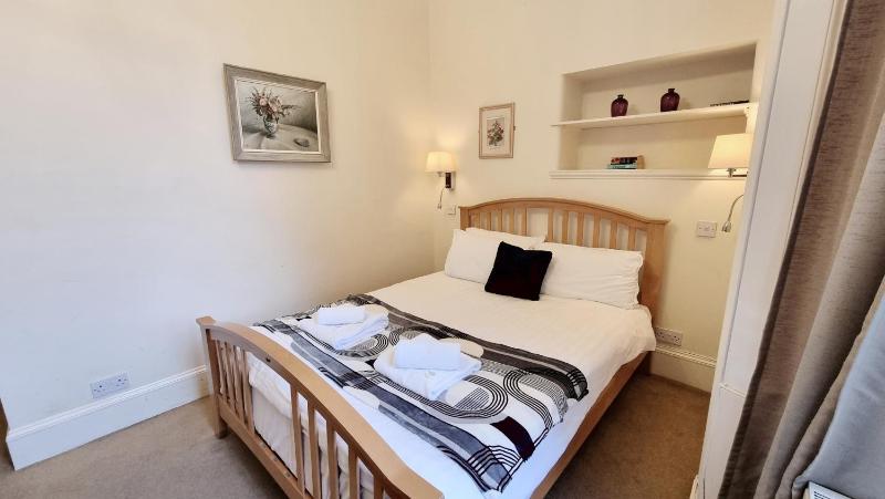 Classic Double Room image 3