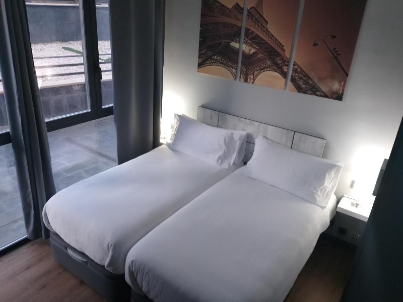 Twin Room image 3