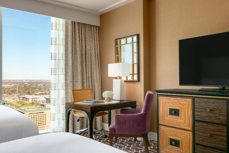 Fairmont Gold Room, 2 Queen Beds image 2