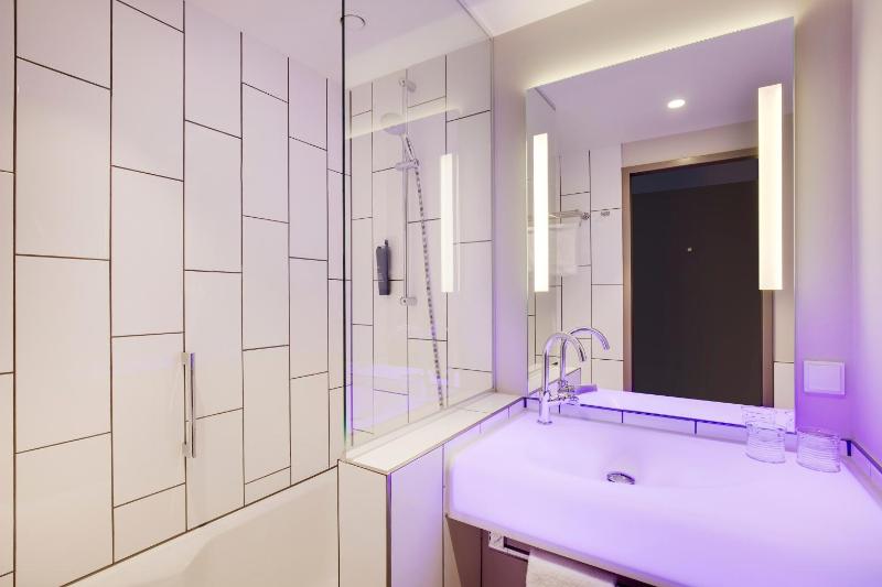 Standard Twin Room image 3