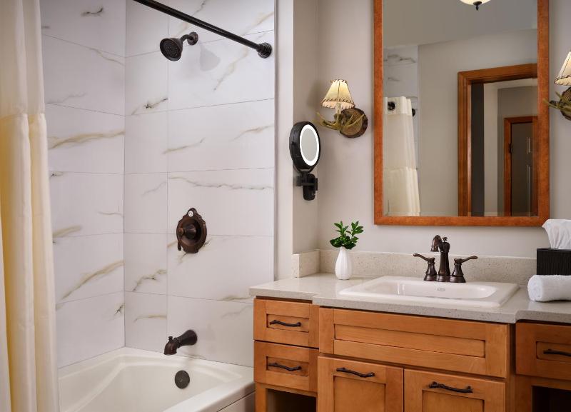 One Bedroom Suite with Kitchenette image 4