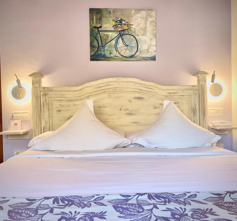 Double Room with Balcony image 2