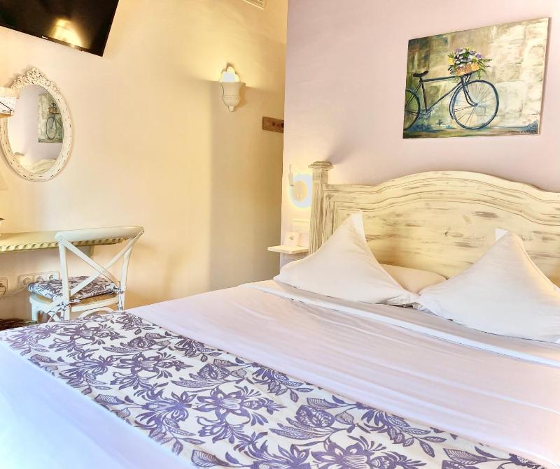 Double Room with Balcony image 4