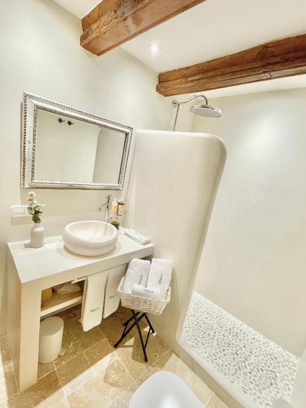 Double Room with Balcony image 1