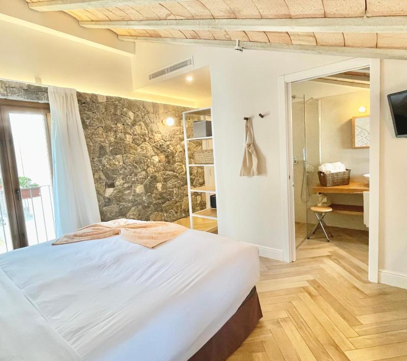 Deluxe Double Room with Balcony image 2