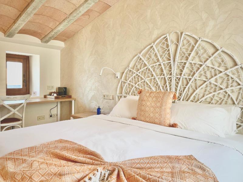 Deluxe Double Room with Balcony image 3