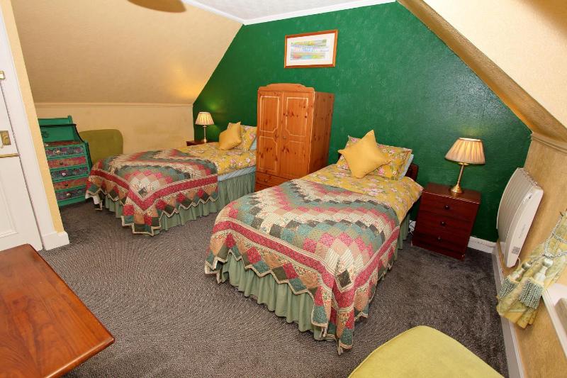 Twin Room image 3