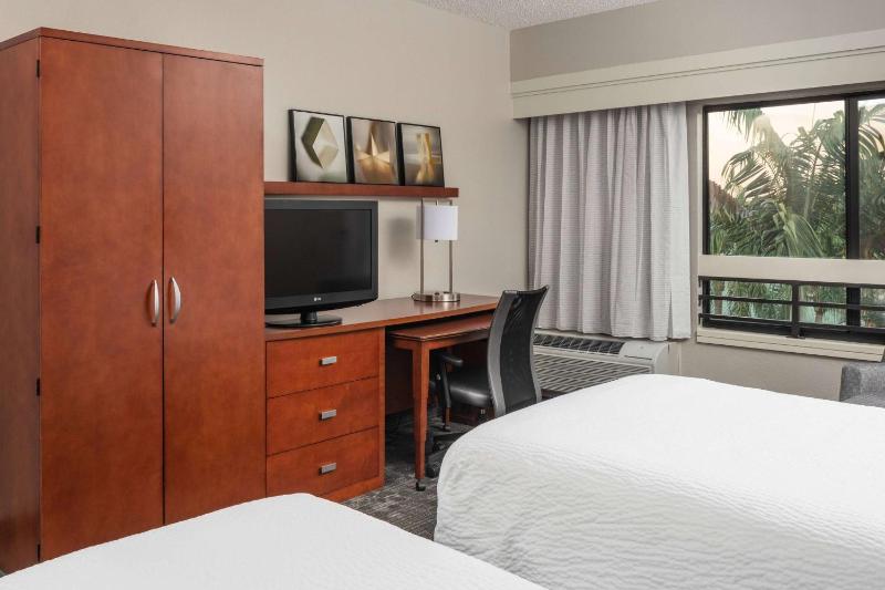 Deluxe Queen Room with Two Queen Beds image 4