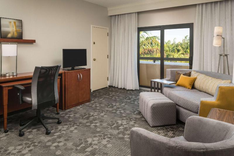 One-Bedroom Suite with Two Queens - Balcony Pool View image 3