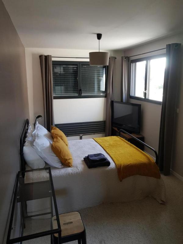Escapade Amiens - Two-Bedroom Apartment - image 9