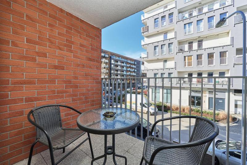 Apartments Dmowskiego Kępa Mieszczańska by Noclegi Renters - image 13