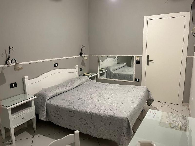 Classic Single Room with Shower image 4