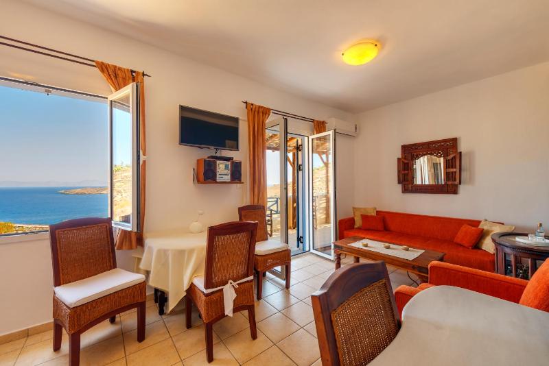 Deluxe Suite with Sea View image 4