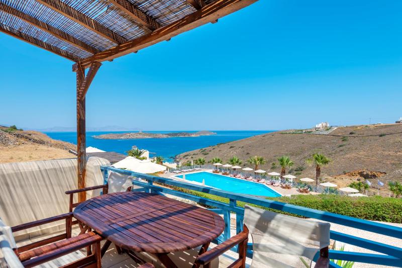 Deluxe Suite with Sea View image 3