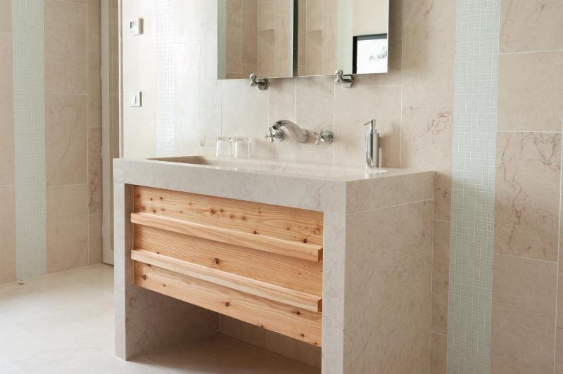 Rust-Colored Suite with Private Hammam image 3