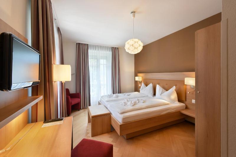 Standard Twin Room with Balcony image 4