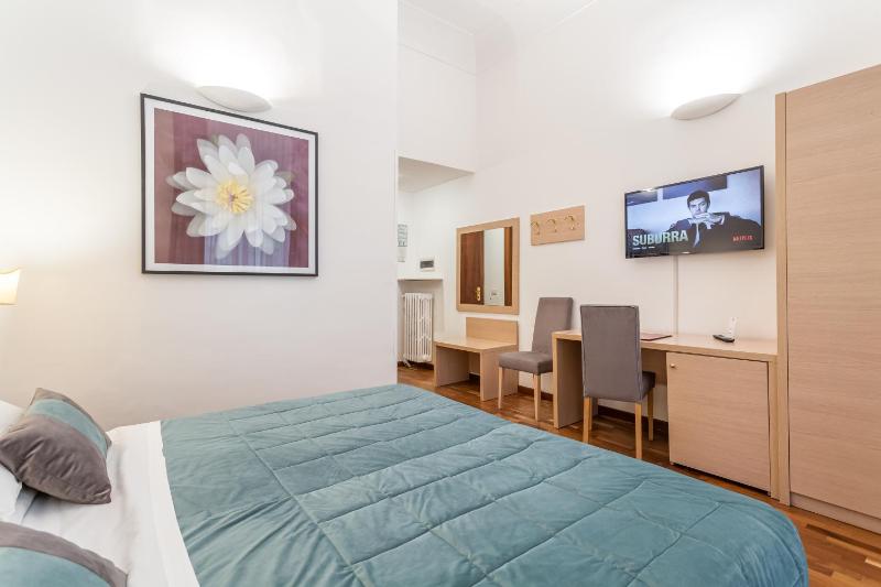 Classic Double or Twin Room image 3