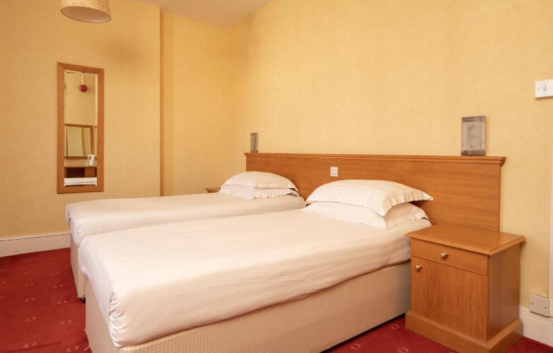 Twin Room image 4