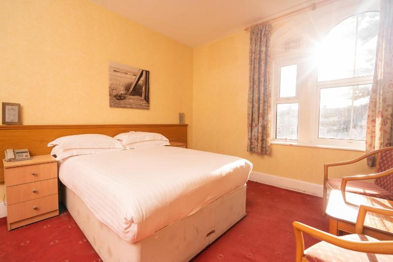 Basic Double Room image 2