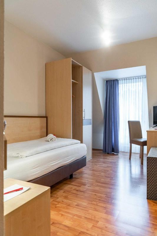 Budget Single Room image 3