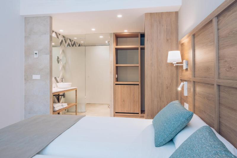 Double Room image 3