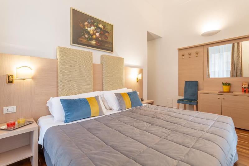 Classic Double or Twin Room image 4