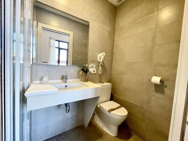 Small Double Room image 2