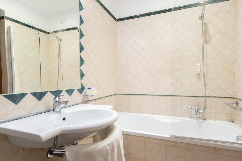 Small Triple Room image 3