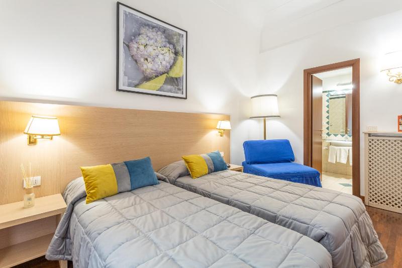 Small Triple Room image 2