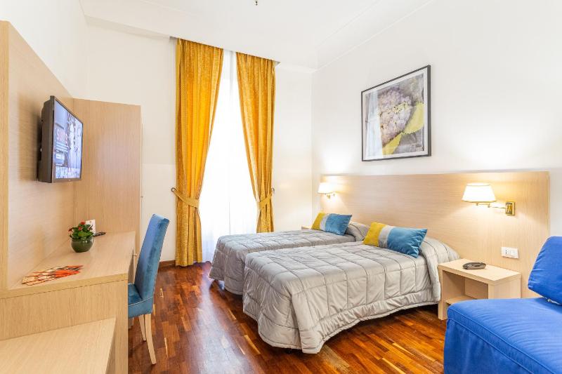 Small Triple Room image 4