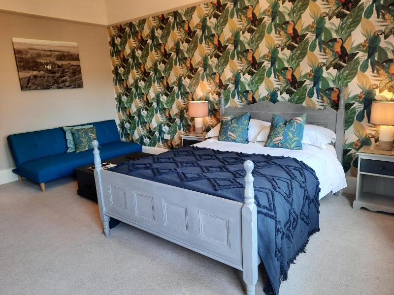 Superior King Room image 3