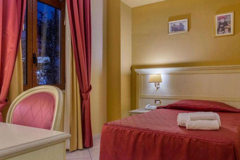 Deluxe Single Room image 3
