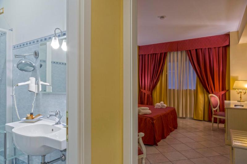 Deluxe Double Room image 3