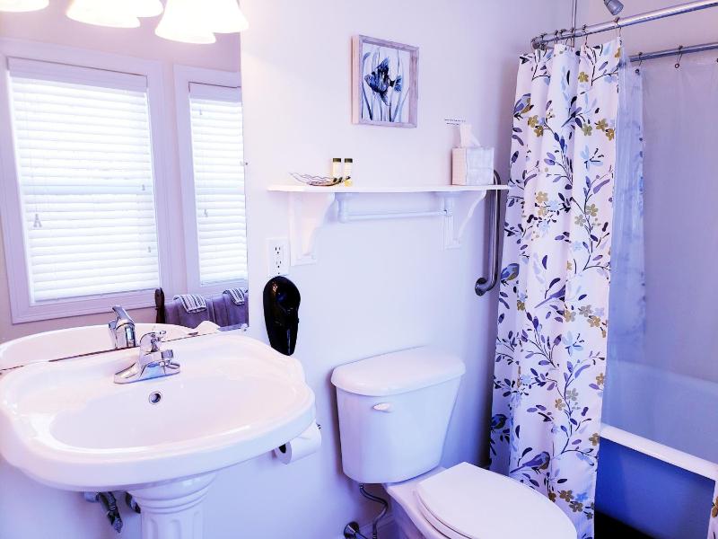 Deluxe Queen Room image 3