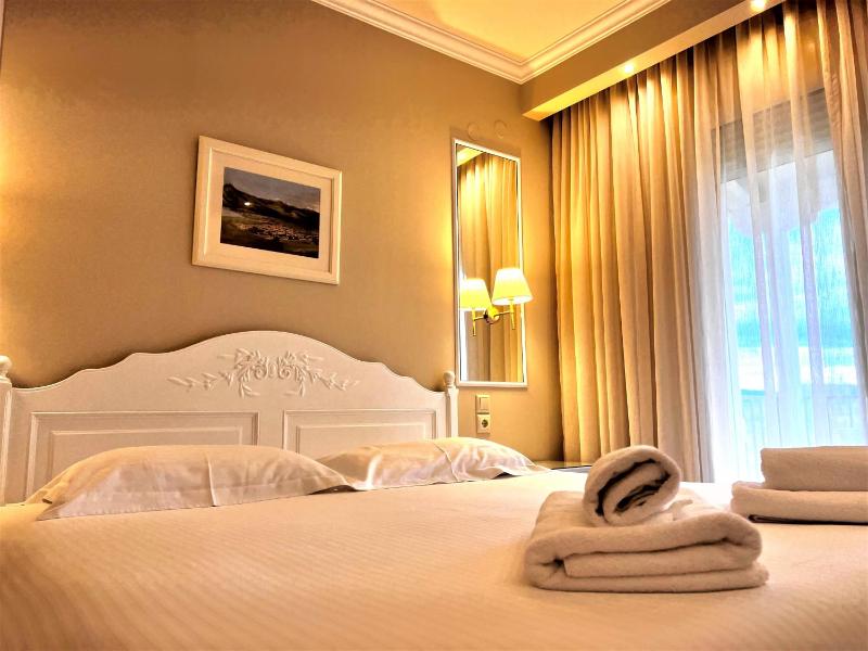 Standard Double Room with Spa Access image 4