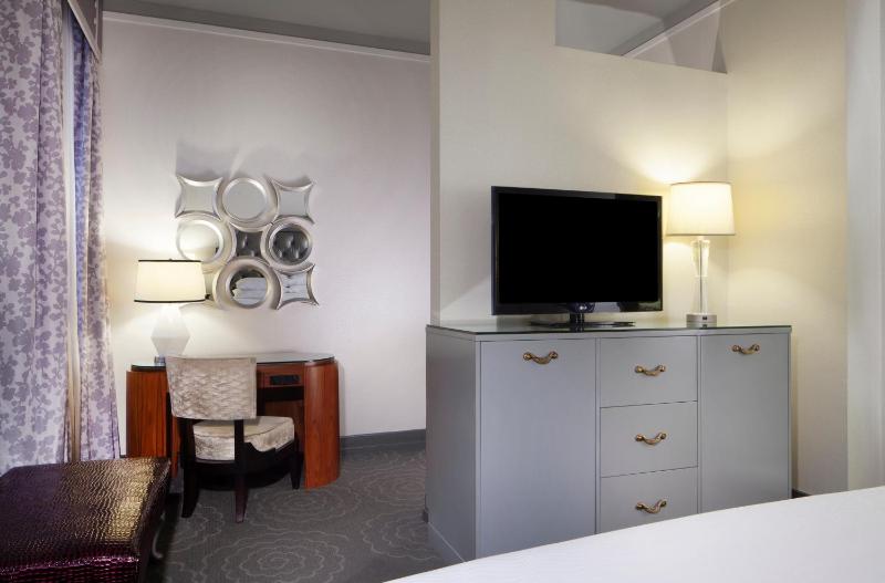 Deluxe King Room image 4