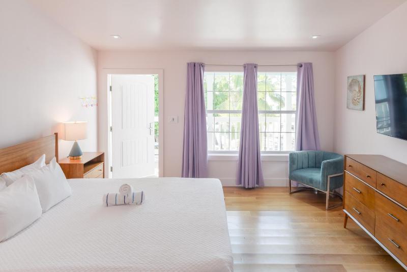 Waterfront Deluxe Room with King Bed image 3
