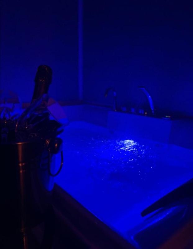 King Suite with Spa Bath image 2