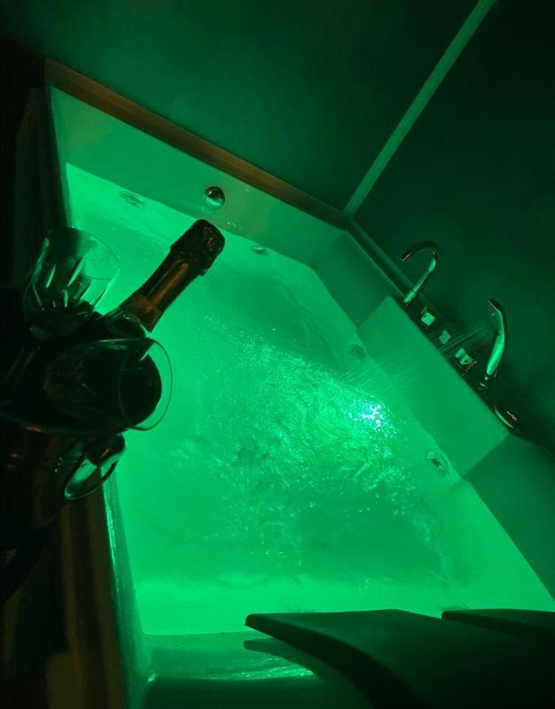 King Suite with Spa Bath image 3