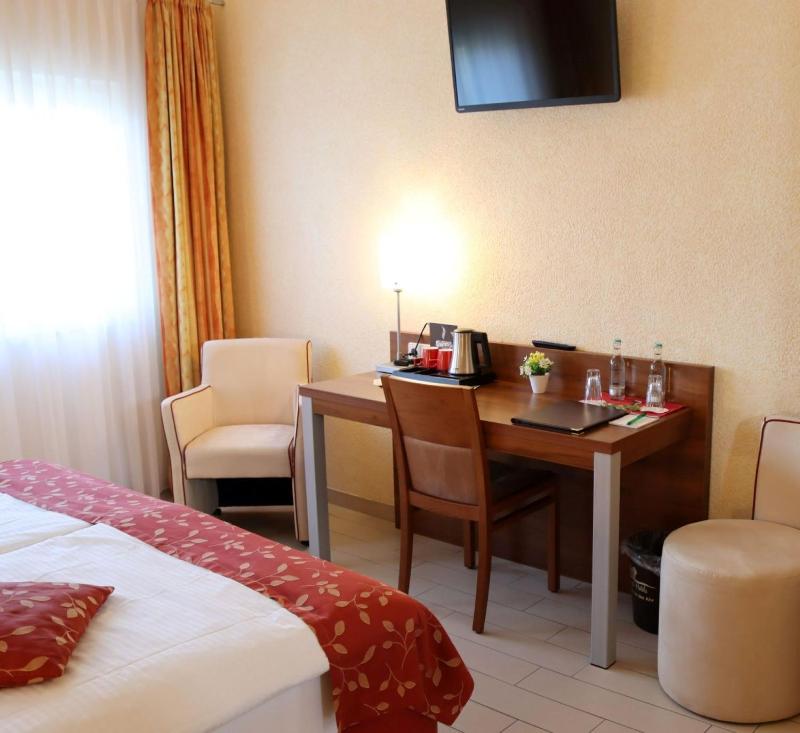 Double or Twin Room image 3