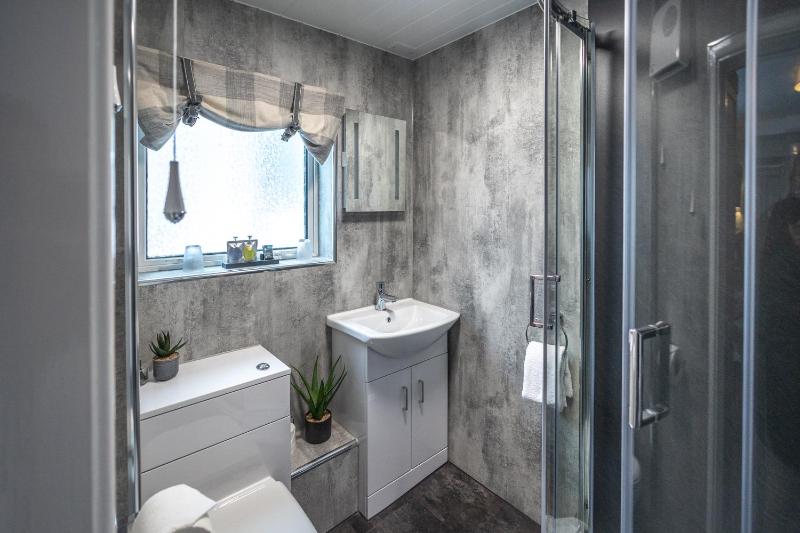 Standard Twin Room image 4