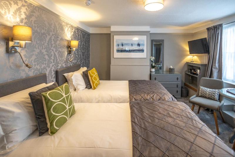 Standard Twin Room image 1