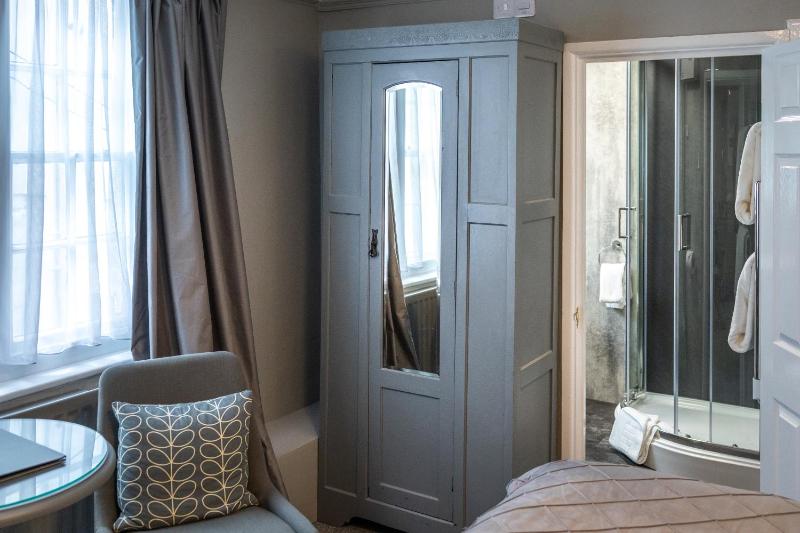 Standard Twin Room image 3