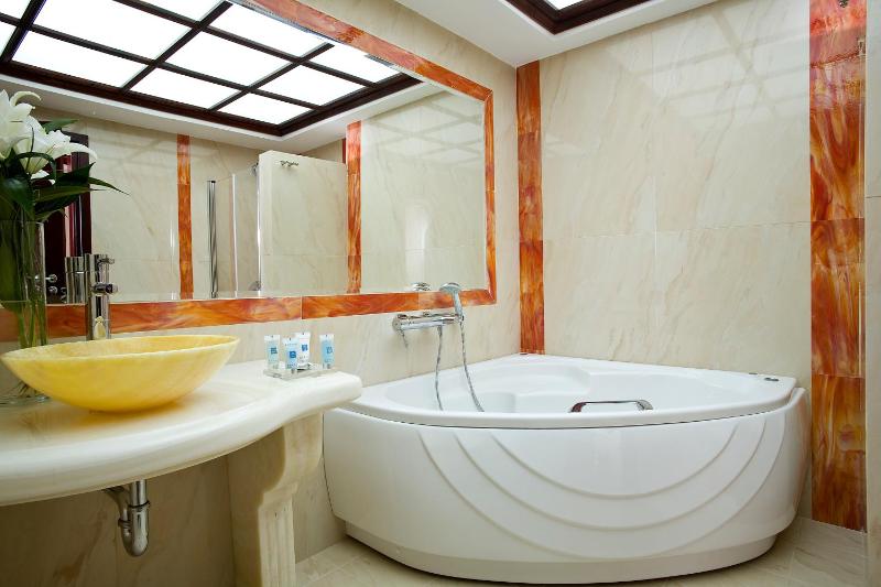 Superior Suite with Private Pool & Sea View image 3
