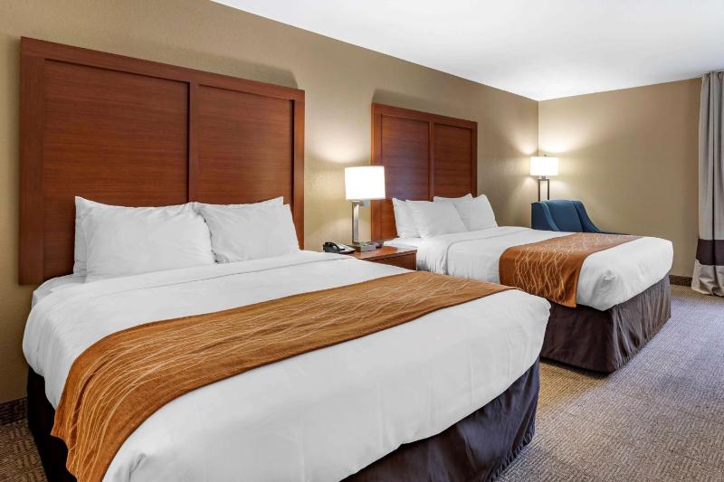 Queen Room with Two Queen Beds - Non-Smoking image 1