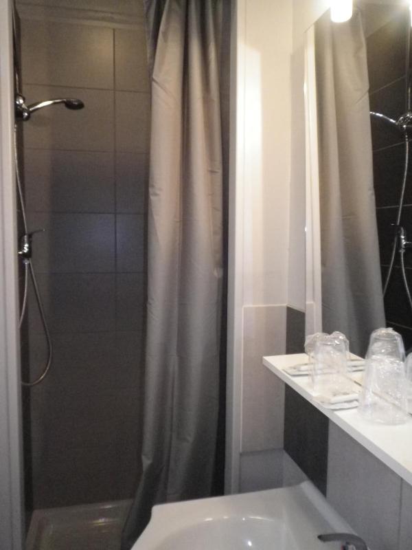 Single Room shared toilet image 2